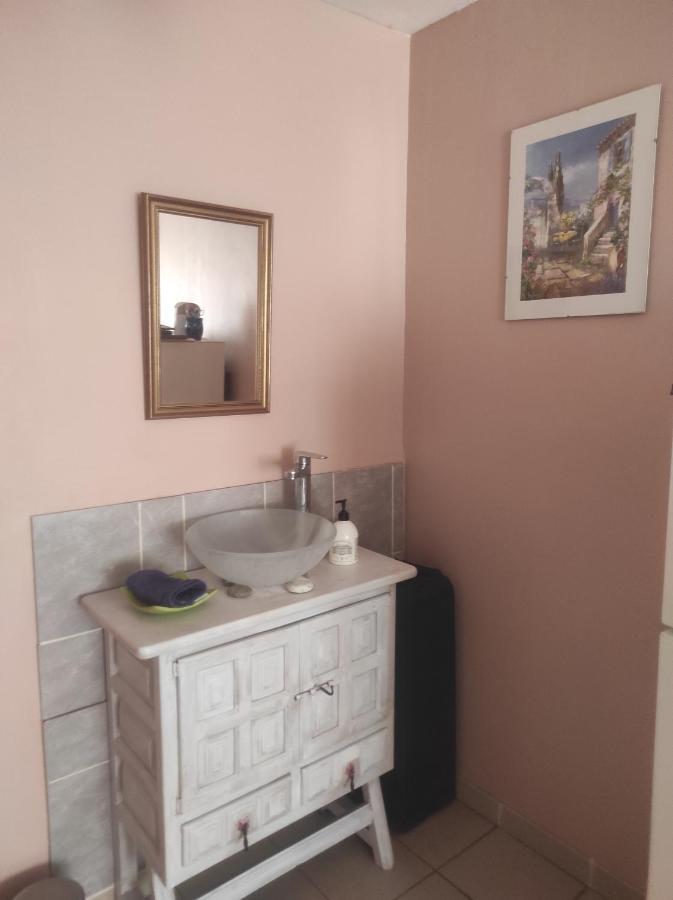 Chambre Spatieuse Avec Grand Lit. Aspet Екстериор снимка
