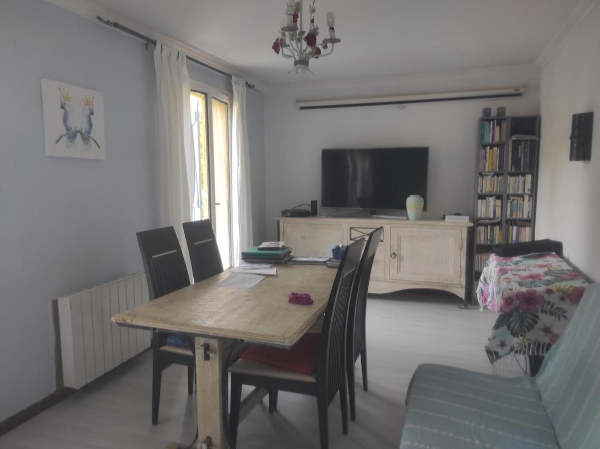 Chambre Spatieuse Avec Grand Lit. Aspet Екстериор снимка